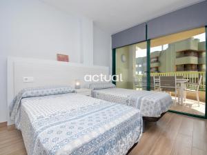 A bed or beds in a room at Super Beach 10H