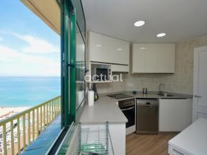A kitchen or kitchenette at Super Beach 10H