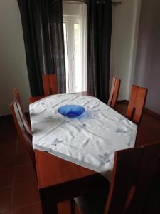 a table with a blue plate on top of it at Ευχάριστη βίλα στη Χαλκίδα στην περιοχή ''Αλυκές'' in Chalkida
