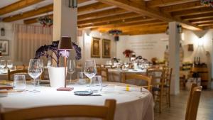 una sala da pranzo con tavoli e sedie con bicchieri da vino di Hotel James Joyce a Trieste