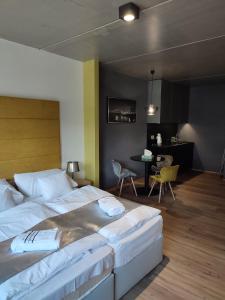 Posteľ alebo postele v izbe v ubytovaní OPÁL Residence Apartman