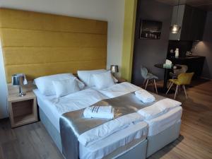 Posteľ alebo postele v izbe v ubytovaní OPÁL Residence Apartman
