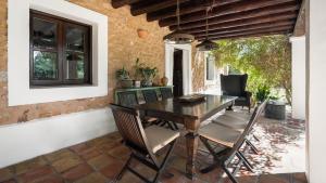 uma sala de jantar com mesa e cadeiras em Magnificent Villa Marama In The Midst Of Ibiza’s Countryside em Sant Jordi