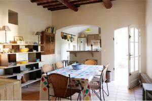 a kitchen and dining room with a table and chairs at Villa de 4 chambres avec piscine privee jardin clos et wifi a Beaumes de Venise in Beaumes-de-Venise