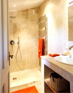a bathroom with a shower and a sink at Villa charmante Beaumes-de-Venise in Beaumes-de-Venise