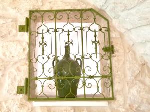 um vaso verde numa parede com uma janela em Il Piccolo Frantoio em Ostuni