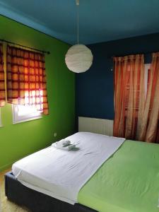 Llit o llits en una habitació de Ευχάριστη βίλα στη Χαλκίδα στην περιοχή ''Αλυκές''