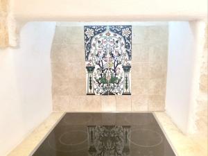 una finestra in una camera con parete piastrellata di Il Piccolo Frantoio - Locazione Turistica a Ostuni