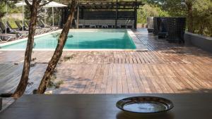 Bazén v ubytování Magnificent Villa Marama In The Midst Of Ibiza’s Countryside nebo v jeho okolí