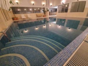 una vista aérea de una piscina en un edificio en La Manga Cala Del Pino, en La Manga del Mar Menor