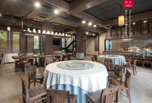 En restaurant eller et andet spisested på Yangshuo Shanshuiyao Resort - Free Train Station Pick Up and Drop Off