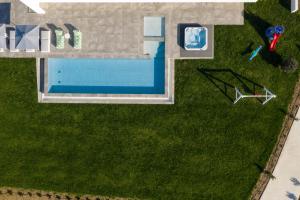 Pogled na bazen v nastanitvi Margaret Villa, featuring a Heated Spa Whirlpool, By ThinkVilla oz. v okolici
