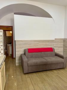 ナポリにあるIl Decumano Superioreのリビングルーム(赤毛布付きソファ付)