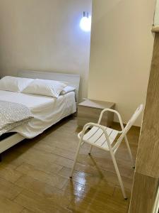 ナポリにあるIl Decumano Superioreの- ベッドルーム(白い椅子付)
