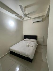 een slaapkamer met een bed en een plafondventilator bij Heart of Petaling Jaya near LRT Line 5 (8) in Petaling Jaya