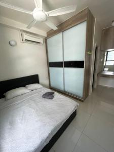 een slaapkamer met een bed en een plafondventilator bij Heart of Petaling Jaya near LRT Line 5 (8) in Petaling Jaya