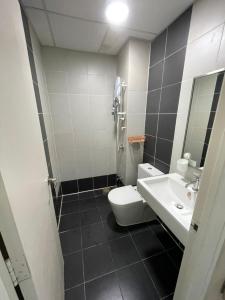 een badkamer met een toilet en een wastafel bij Heart of Petaling Jaya near LRT Line 5 (8) in Petaling Jaya