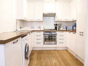 Pass the Keys Stylish 3 bedroom house in a quiet mews by tube