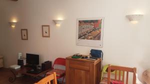 Zimmer mit einem Schreibtisch, einem Computer und einem Stuhl in der Unterkunft Appartement de charme à 50m de la plage de sable in Collioure