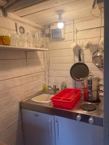 A kitchen or kitchenette at Ty Bach Twt, Coity Bach