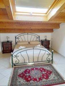 - une chambre avec un lit, 2 tables et un tapis dans l'établissement La Casa di Sofia, à Piedimonte Etneo