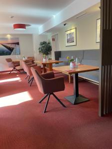 pokój ze stołami i krzesłami w budynku w obiekcie Landhotel Broda w mieście Neubrandenburg