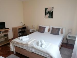 En eller flere senger på et rom på Haus Apartman Zaječar M&L