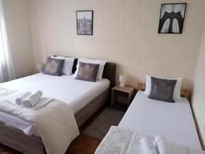 En eller flere senger på et rom på Haus Apartman Zaječar M&L
