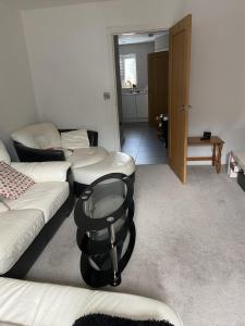 Tempat tidur dalam kamar di Captivating 2-Bed House in Wolverhampton