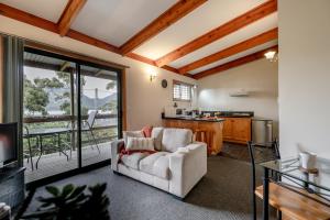 Gallery image of Freycinet Cottage 1 – Bluestone in Coles Bay