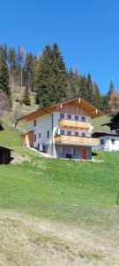 duży budynek w środku pola w obiekcie Ferienhaus Weitblick w mieście Flachau