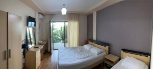 Rúm í herbergi á Kukësi Resort Aldo
