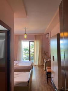 Uma cama ou camas num quarto em Kukësi Resort Aldo