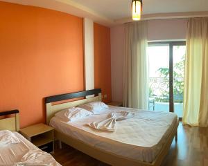 Uma cama ou camas num quarto em Kukësi Resort Aldo