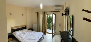 Uma cama ou camas num quarto em Kukësi Resort Aldo