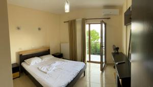 Uma cama ou camas num quarto em Kukësi Resort Aldo