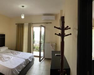 Uma cama ou camas num quarto em Kukësi Resort Aldo