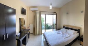 Uma cama ou camas num quarto em Kukësi Resort Aldo