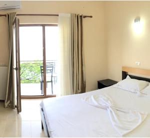 Uma cama ou camas num quarto em Kukësi Resort Aldo