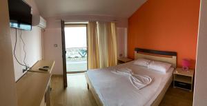 Ένα ή περισσότερα κρεβάτια σε δωμάτιο στο Kukësi Resort Aldo
