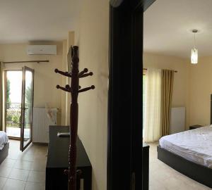 Uma cama ou camas num quarto em Kukësi Resort Aldo