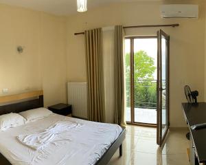 Uma cama ou camas num quarto em Kukësi Resort Aldo