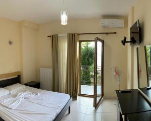 Uma cama ou camas num quarto em Kukësi Resort Aldo