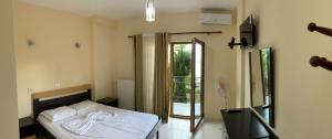 Uma cama ou camas num quarto em Kukësi Resort Aldo