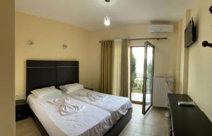 Uma cama ou camas num quarto em Kukësi Resort Aldo
