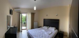 Uma cama ou camas num quarto em Kukësi Resort Aldo