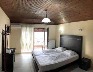 Uma cama ou camas num quarto em Kukësi Resort Aldo