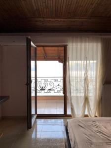 Uma cama ou camas num quarto em Kukësi Resort Aldo