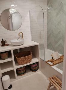 a bathroom with a sink and a mirror and a tub at ** Nouveau ** Le Jardin De La Plage - Appartement avec extérieur in Saint-Jorioz