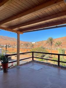 een veranda met uitzicht op de woestijn bij La Casita de la Era in Betancuría